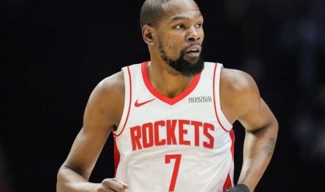 攻守兼备！卡佩拉现身火箭球馆，左手小勾手屡投屡中，技术太娴熟