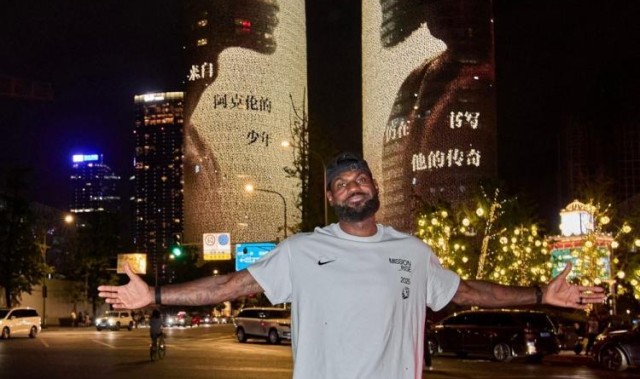 来都来了！詹姆斯打卡成都双子塔，做出佩戴王冠招牌动作